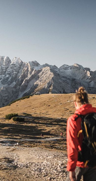 Zwei Frauen und ein Mann in den Dolomiten