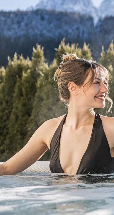 Eine Frau liegt im Whirlpool